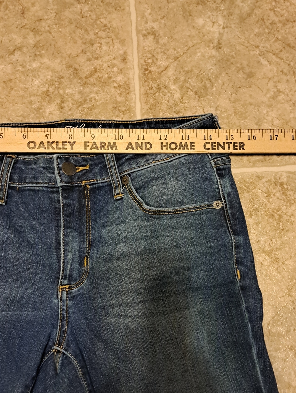 Universal Thread Women's Mid-Rise Dark Wash Skinny Jeans. Size 6/28R. - Picture 6 of 13